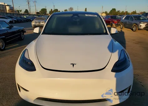 2025 Tesla Model Y from USA, damaged, VIN 7SAYGDED6SA373016